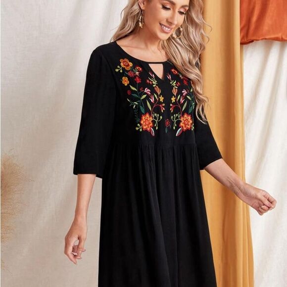 EMERY ROSE Flower Embroidered Keyhole Neck Smock Dress Womens Size Medium NWT - Picture 1 of 13